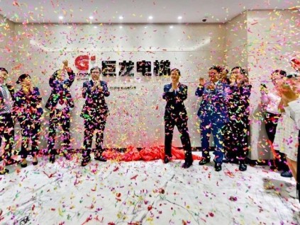 電梯大事件：巨龍電梯開張大吉！