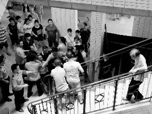 上周六，麗波樓7座的業(yè)主在一次加裝電梯的協(xié)商中發(fā)生沖突。報(bào)料人供圖