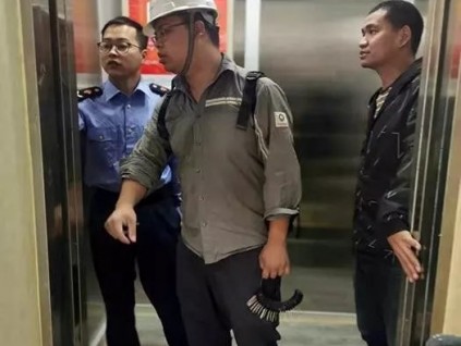 電梯施工工人被困電梯，灌云警方火速營(yíng)救