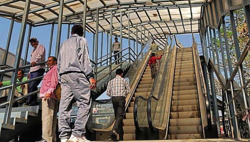 印度欽奈危險交叉路口安裝帶自動扶梯的人行天橋