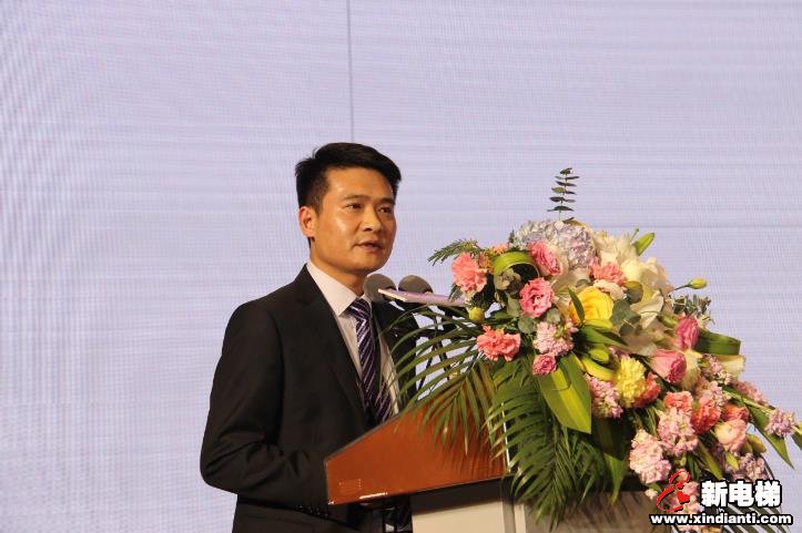 季磊經(jīng)理對(duì)產(chǎn)品進(jìn)行分析和講解。