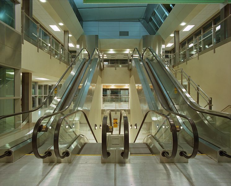 美國俄克拉荷馬州機(jī)場電梯及自動扶梯更新工程