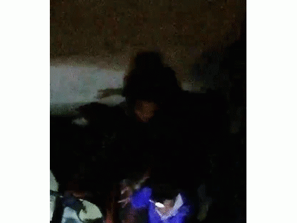 騎電瓶車上樓，13歲男孩墜井