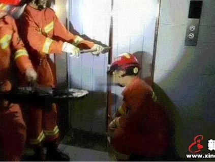 電梯又遭破拆！停電致乘客困梯，消防員用擴(kuò)張鉗破拆救援！