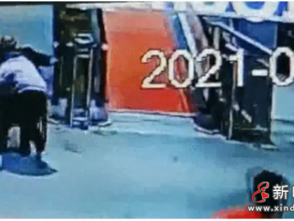 驚魂一幕！老人坐輪椅乘自動(dòng)人行道失控沖下…女員工跪地?cái)r截！