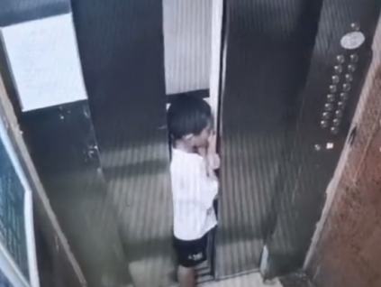 熊孩子戲玩電梯導(dǎo)致手被門夾，建議家長(zhǎng)暴揍！