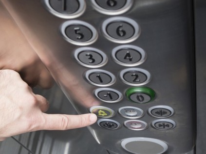 高層電梯“老齡化”，是否應(yīng)強(qiáng)制報(bào)廢？