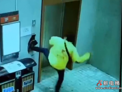 狠人！湖北武漢一外賣小哥用腳“按”電梯，把墻壁踹出大洞