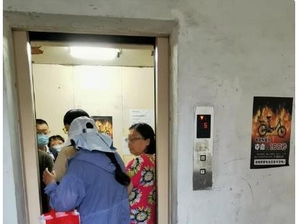 一個(gè)趴窩多時(shí)一個(gè)帶病運(yùn)行，老樓電梯大修為何這么難？