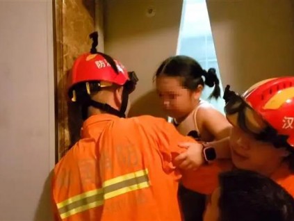 5歲女孩被困電梯，接下來(lái)的求救操作亮了