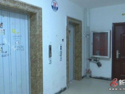 新房剛交付，電梯就被封！電梯公司聽聞，立馬來拆除電梯主板……