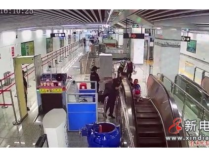 廣西南寧一小女孩乘坐電梯時摔倒，地鐵輔警縱身一躍救人