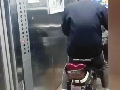 廣東擬禁止電動(dòng)自行車進(jìn)入公用電梯