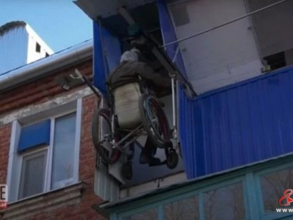 太陽能輪椅電梯，俄羅斯這位殘疾人發(fā)明亮了