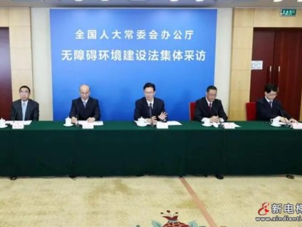 住房和城鄉(xiāng)建設(shè)部城市建設(shè)司副司長劉李峰:兩層以上的根據(jù)情況就可以加梯