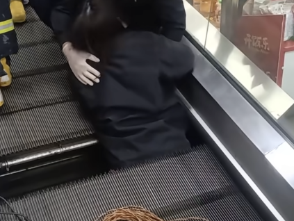 事發(fā)上海奉賢，一超市扶梯梯級(jí)塌陷，將一女乘客的腰部卡住