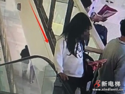 山東濟(jì)寧一女生倚靠商場(chǎng)的扶梯玻璃護(hù)欄時(shí)突然脫落，不幸墜落身亡！