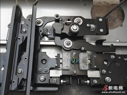 云南文山一小區(qū)45臺(tái)電梯轎門開門限制裝置被拆除放轎頂，維保公司被處罰