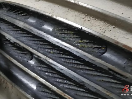 ?電梯鋼絲繩出現(xiàn)油泥造成困人，維保單位擅自短接限速器開(kāi)關(guān)是違法行為，會(huì)受到相應(yīng)處罰