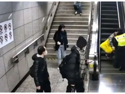 安全提醒！老年人和攜帶較多行李的人乘坐扶梯時(shí)要注意安全
