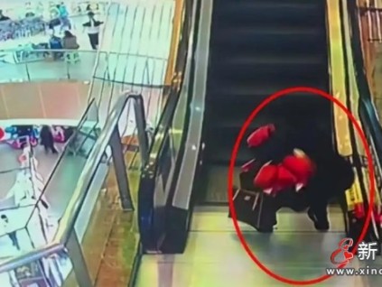 江蘇睢寧2歲男童在家長(zhǎng)陪同下走向逆行的扶梯口摔倒被電梯夾斷手指