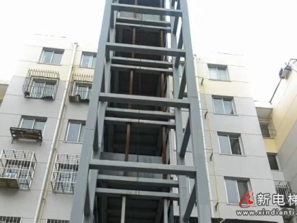 陜西寶雞一老舊小區(qū)加裝電梯遇爛尾三年多 是拆？是續(xù)建？