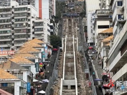 重慶巫山“神女大扶梯”建設(shè)中 長約905米，縱高約242米，有80層樓高?