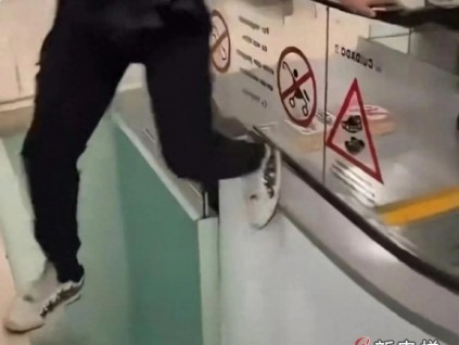 黑龍江商場(chǎng)一小伙為撿帽子，跳入扶梯縫隙，結(jié)果踩空摔傷