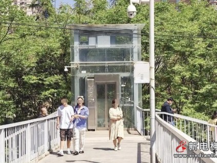 西安市太白立交附近的人行天橋加裝了兩部無障礙電梯卻多年未運行