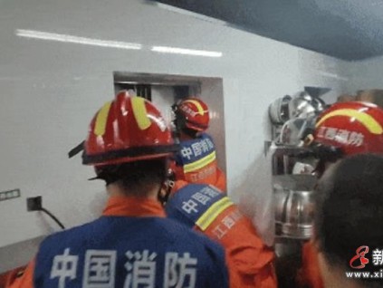 浮梁一酒店15人被困電梯 看消防如何專業(yè)救援？