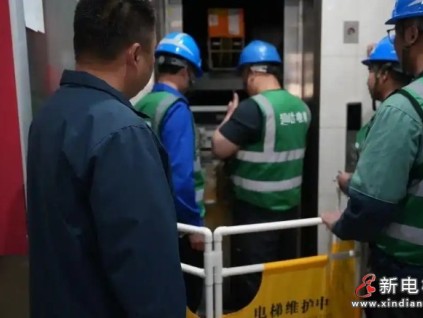 山東菏澤市場(chǎng)監(jiān)管局開(kāi)展電梯應(yīng)急救援實(shí)戰(zhàn)演練 保障居民乘梯安全