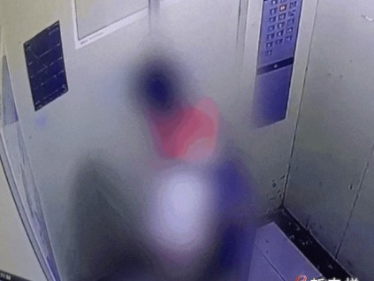 湖北十堰某小區(qū)一兒童在電梯內(nèi)小便 涉事家長教育懲戒 公開道歉獲得社會認(rèn)可