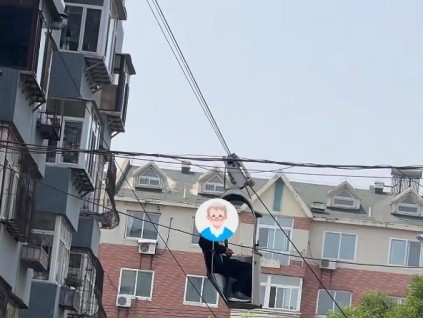 遼寧一老人自制“樓房滑索電梯”還申請了專利，因存在安全隱患目前已拆除裝置