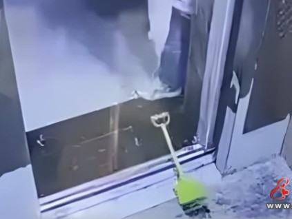 山西太原某小區(qū)這位家長(zhǎng)心有多大？用鏟子擋電梯門把幼童一個(gè)人留在電梯里