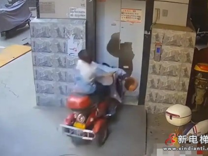 江蘇：一位老人騎三輪車毫無(wú)預(yù)兆地加速直行，意外撞破電梯門墜入電梯井
