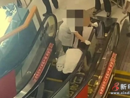 江西南昌一幼兒獨自乘下行扶梯突然向前栽倒 手被卡入電梯梳齒板縫隙中