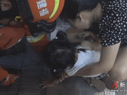 福建晉江商場?3名兒童在扶梯處嬉戲打鬧逆行摔倒，手中指被卡入踏板縫隙