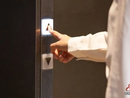 廣西柳州某小區(qū)電梯供應商與開發(fā)商工程款爭議導致電梯停運半年 業(yè)主維權苦不堪言