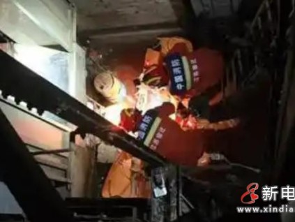 好奇害死貓 “坑”你沒商量 江蘇沭陽一男子圍觀電梯維修施工，不慎墜入電梯井