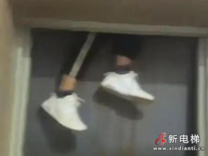 電梯驚魂！遼寧一老人雙腿卡入轎廂頂部 消防5分鐘破拆脫險