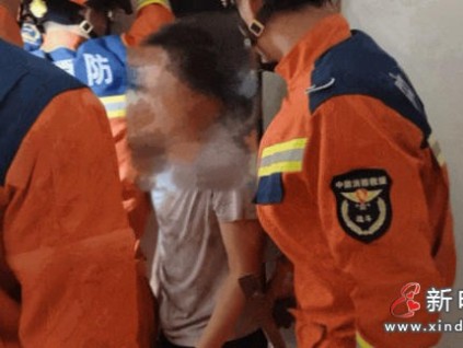 湖北省天門市某小區(qū)發(fā)生電梯故障，兩名業(yè)主被困轎廂內(nèi)
