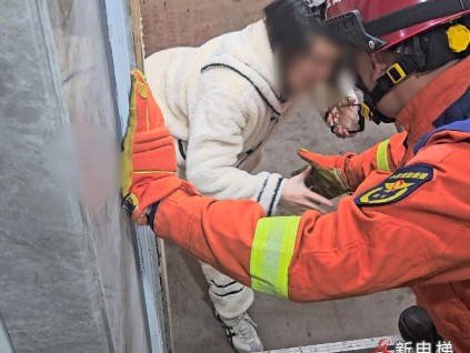 江西萍鄉(xiāng)孕婦?被困電梯 消防員俯身搭“人梯”，一句“你踩”護孕媽脫險