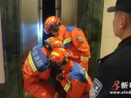 湖南?長(zhǎng)沙外賣小哥凌晨被困電梯 消防員緊急救援化險(xiǎn)為夷