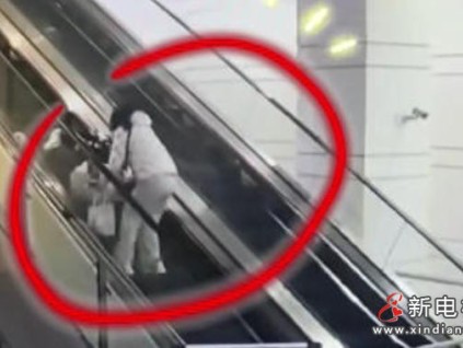 驚險(xiǎn)瞬間！江蘇揚(yáng)州火車站扶梯老人倒掛 下班女警緊急施救